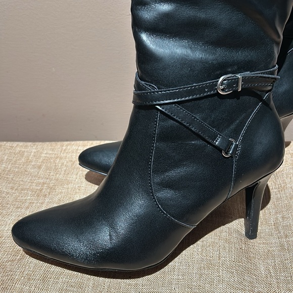 Black 3 inch boot. Zipper sides decor straps bottom - Picture 4 of 6